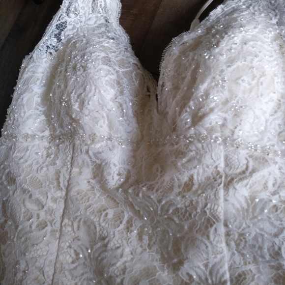 Wedding dress and veil hairpiece - Picture 2 of 3